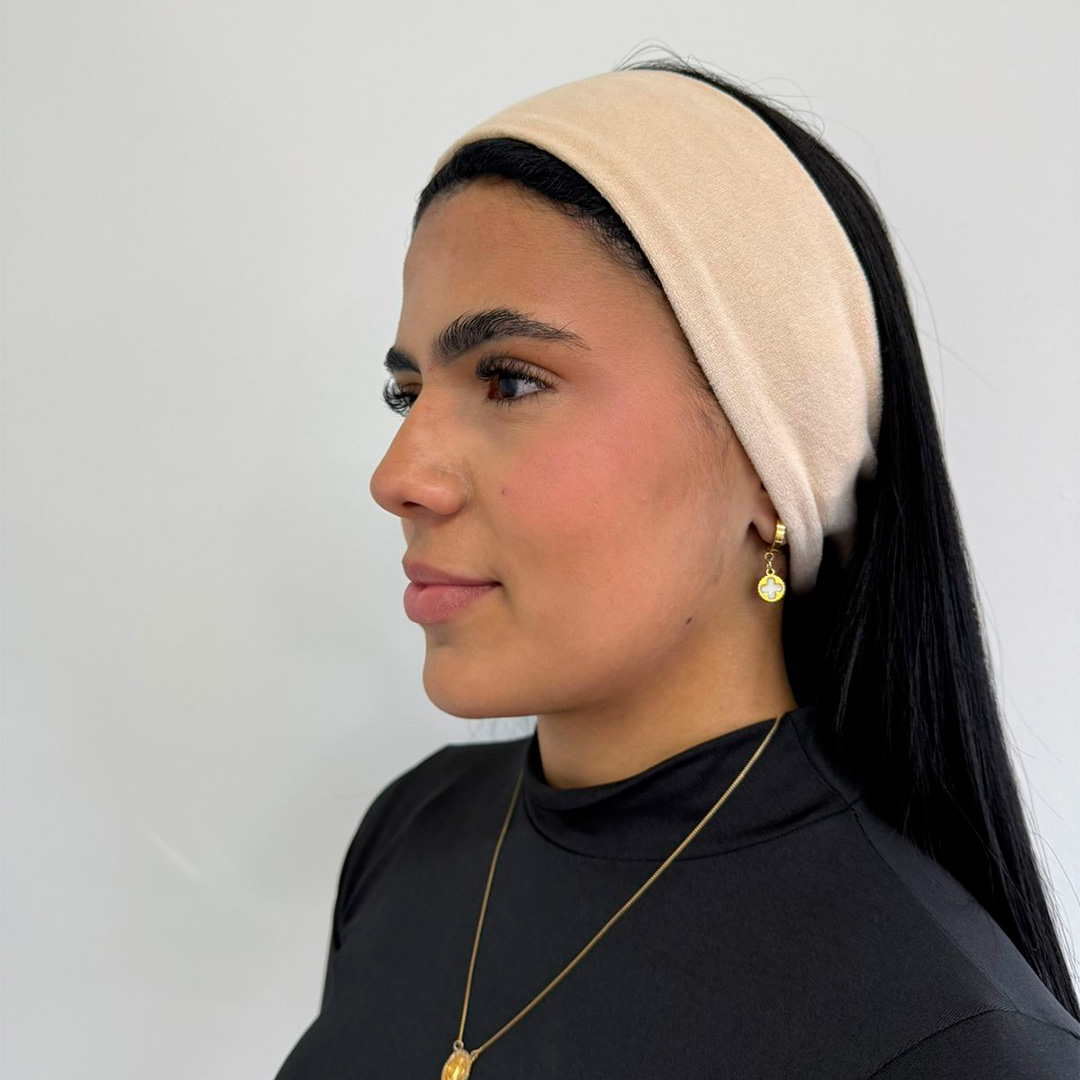 Mulher de perfil mostrando a boca antes do procedimento em clinica de estetica