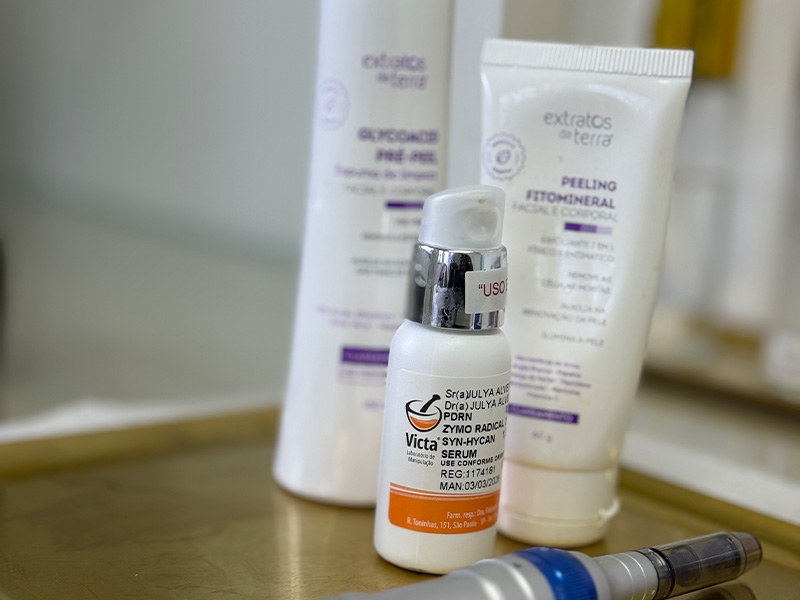 Produtos de microagulhamento dispostos em uma bancada